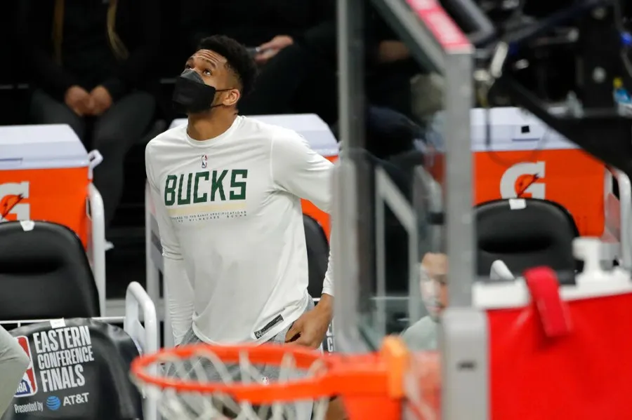 AP Giannis Antetokounmpo se perderá el inicio de la Finales