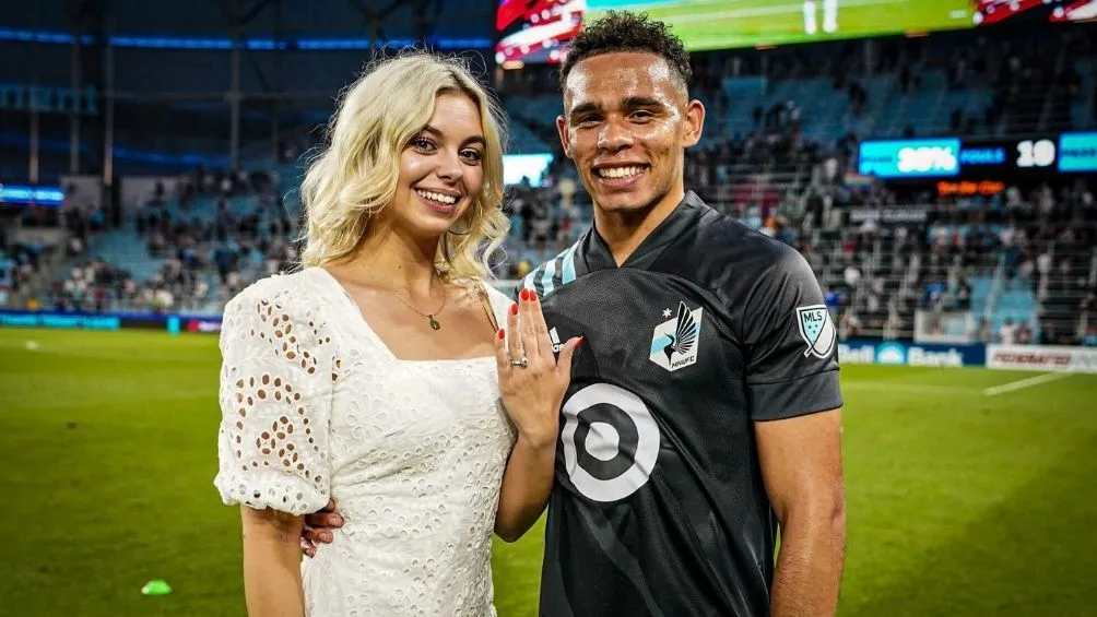 @MNUFC Dotson se comprometió con su novia