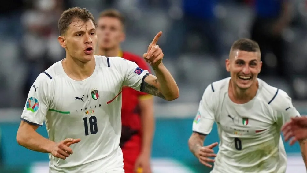 AP Barella festeja un gol con Italia
