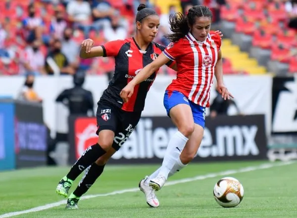 Clásico Tapatío en acción