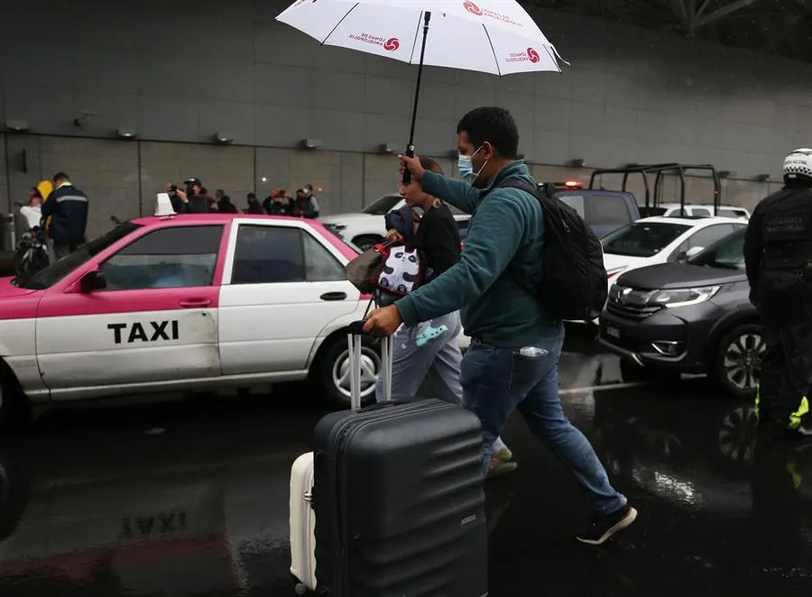 Piden a viajeros mexicanos tomar medidas ante variantes