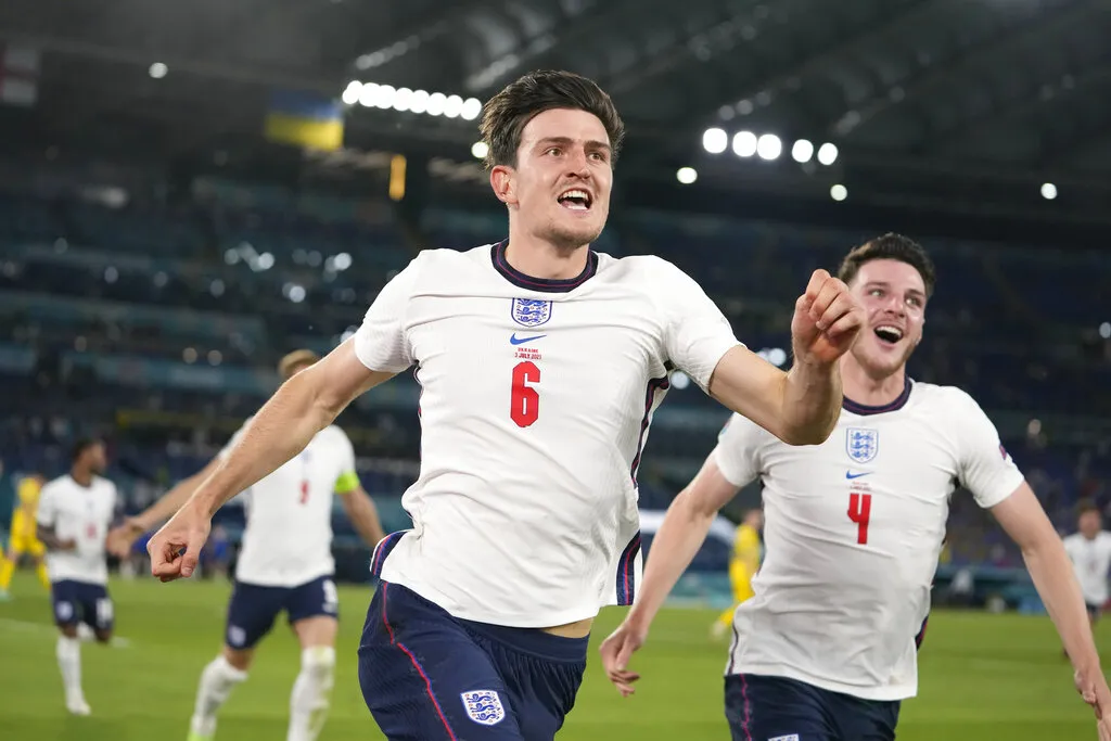 AP Harry Maguire anota un gol en el encuentro ante Ucrania