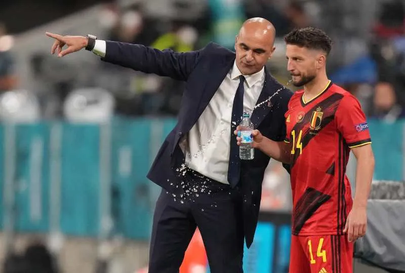 Roberto Martínez dirigiendo