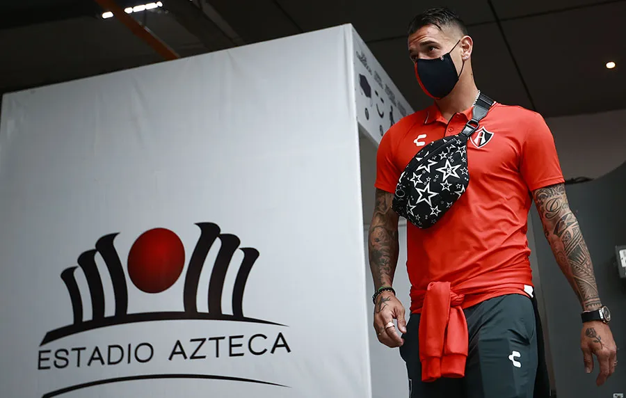 IMAGO7 Caraglio llega a partido en el Estadio Azteca