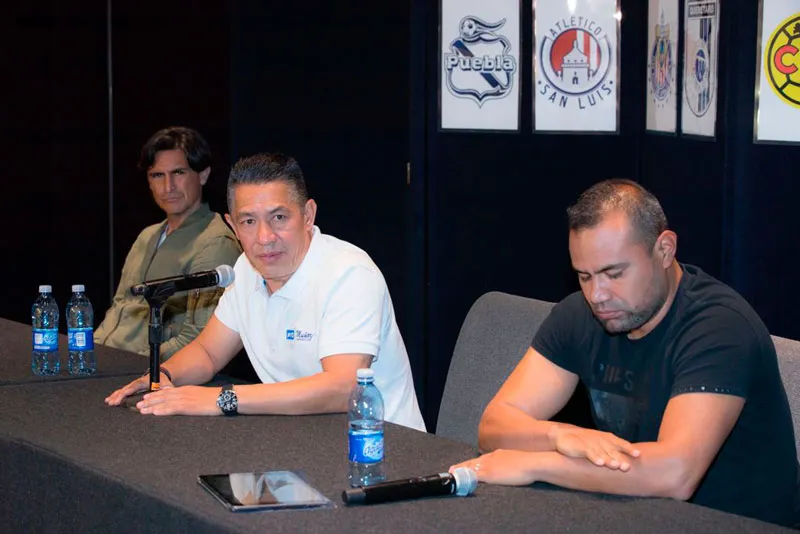 ALEX ISUNZA El técnico en conferencia de prensa
