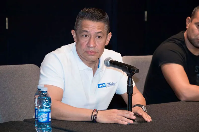 ALEX ISUNZA El técnico en conferencia de prensa