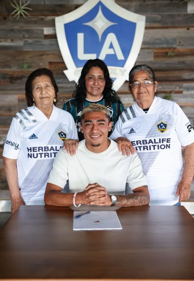 TWITTER @JULIAN_ARAUJO Julián Araujo en su renovación con el Galaxy