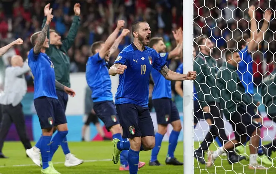 Bonucci y sus compañeros festejan el pase a la Final de la Euro