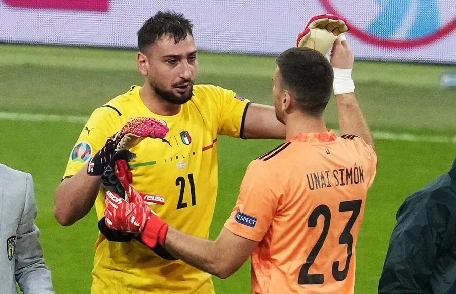 El portero abraza a Unai Simón