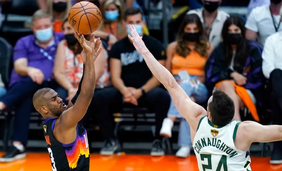 AP Chris Paul dispara ante Pat Connaughton