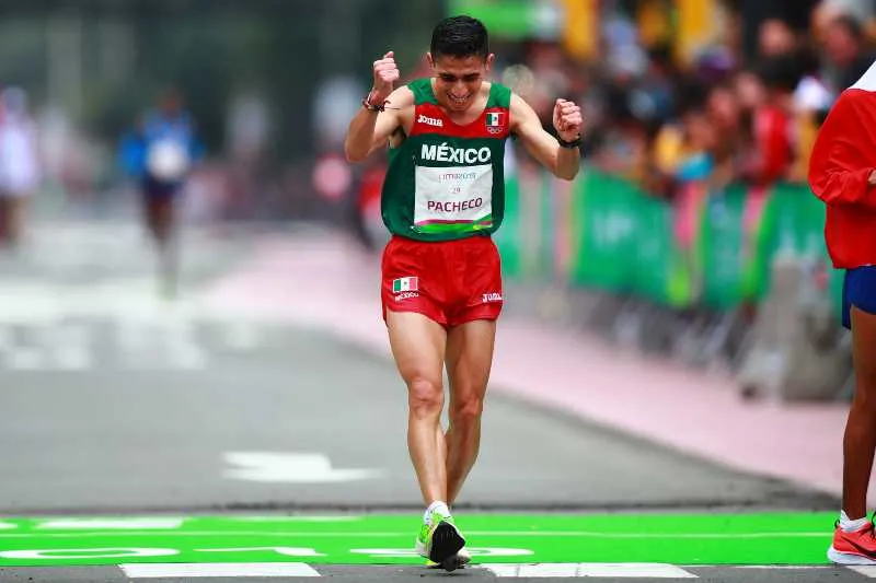 Juan Joel Pacheco cruzando la mete