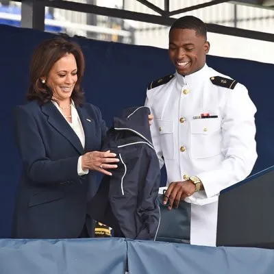 Kinley con su uniforme de la Academia Naval