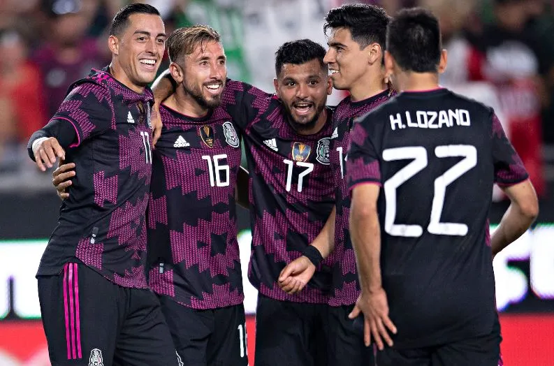 Guti festeja con sus compañeros el gol de Funes Mori