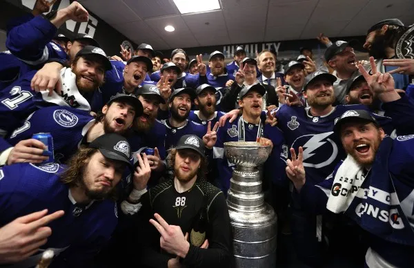 Jugadores del Tampa Bay Lighting posan con el trofeo