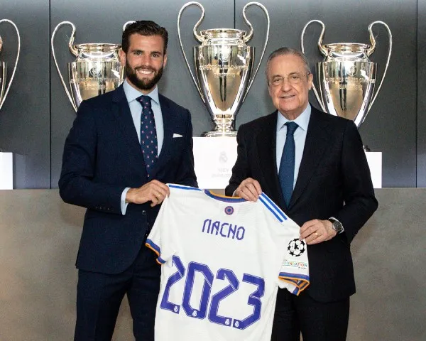 TWITTER @realmadrid Nacho Fernández y Florentino Pérez posan con playera del Real Madrid