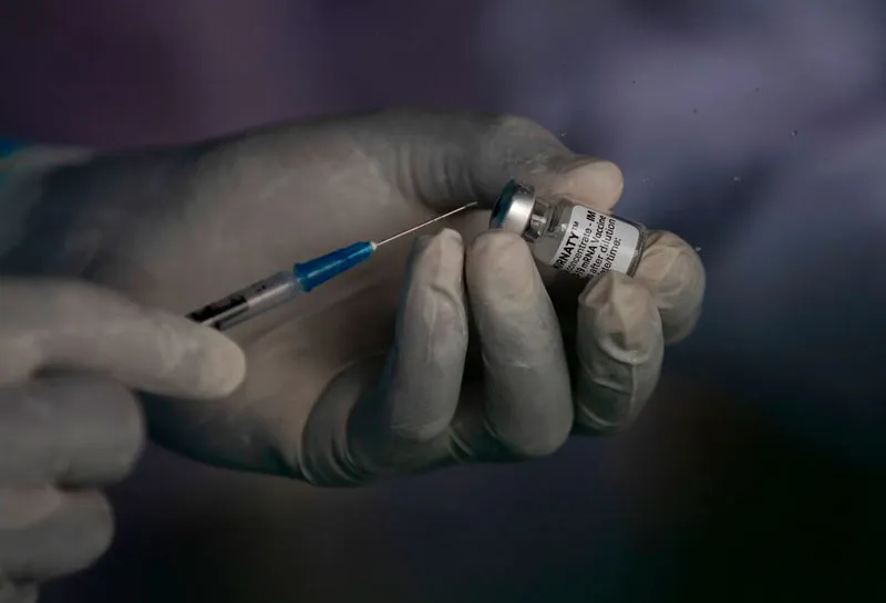 AP Persona aplicando una vacuna