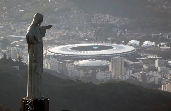 AP Estadio de Maracaná detrás de la estatua de Cristo Redentor