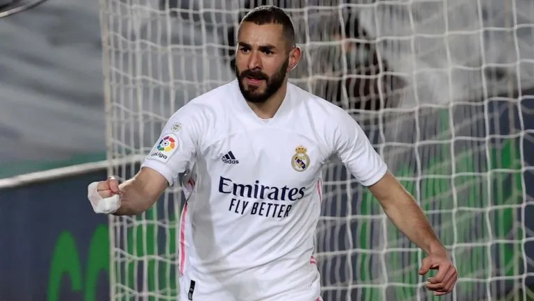 Karim Benzema festeja una anotación con el Real Madrid