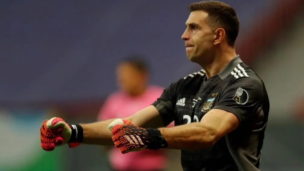 Martínez festejando la atajada