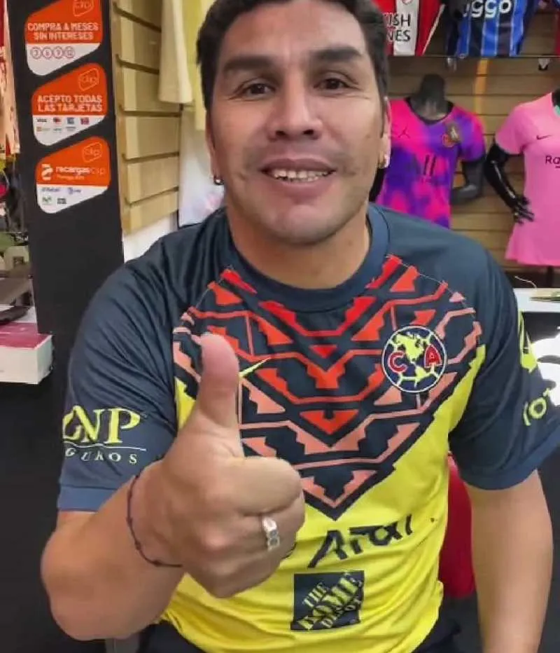 Salvador Cabañas con playera del América