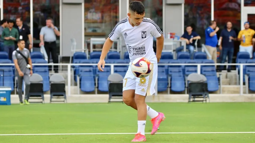 Leo Fernández calentando