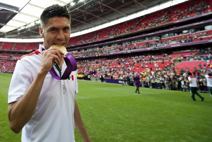 Oribe Peralta en festejo con el Tri en Londres