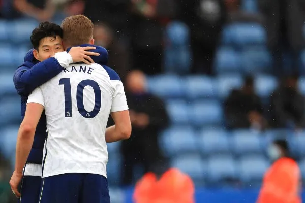 Heung-Min Son abraza a Harry Kane al finalizar partido