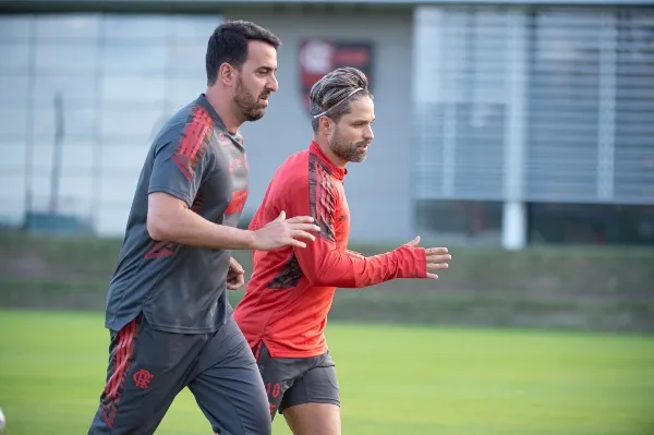 Maurício Souza y el jugador Diego Ribas durante entrenamiento