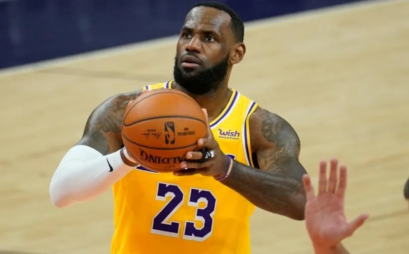 AP LeBron James en un partido de los Lakers