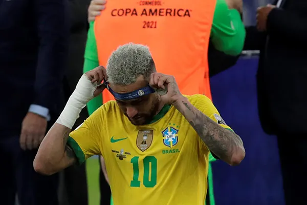 El brasileño al quitarse la medalla de subcampeón