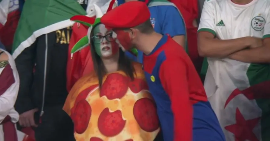 Aficionados de Italia disfrazados de pizza y Mario Bros