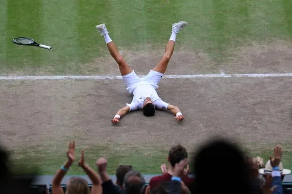 Novak Djokovic en festejo en Wimbledon