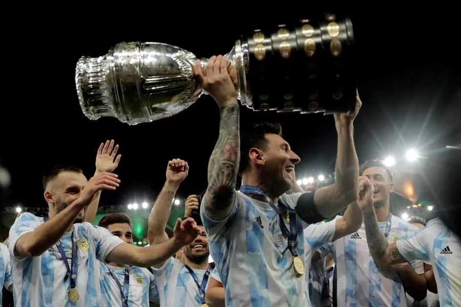 EFE El argentino levantando la Copa