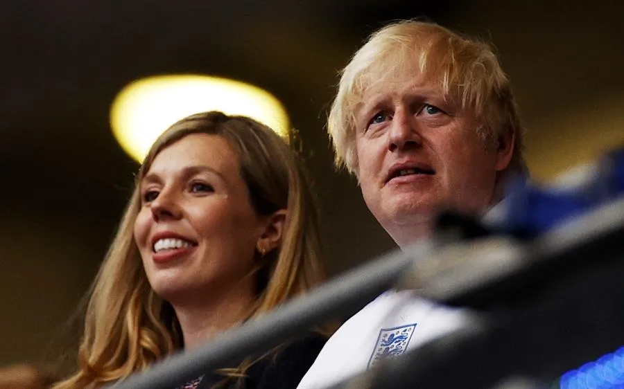Boris Johnson junto a su esposa en la Final de la Euro