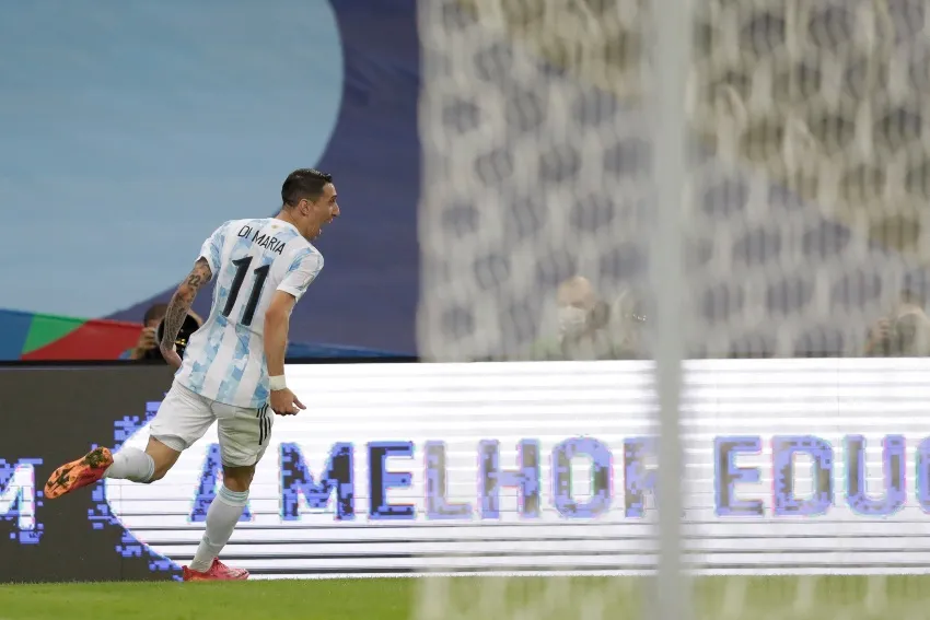 AP Di María festejando su gol ante Brasil