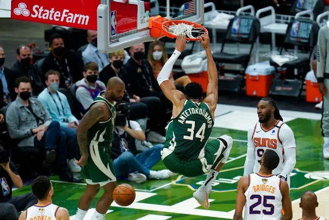 AP Giannis clava el balón ante los Suns