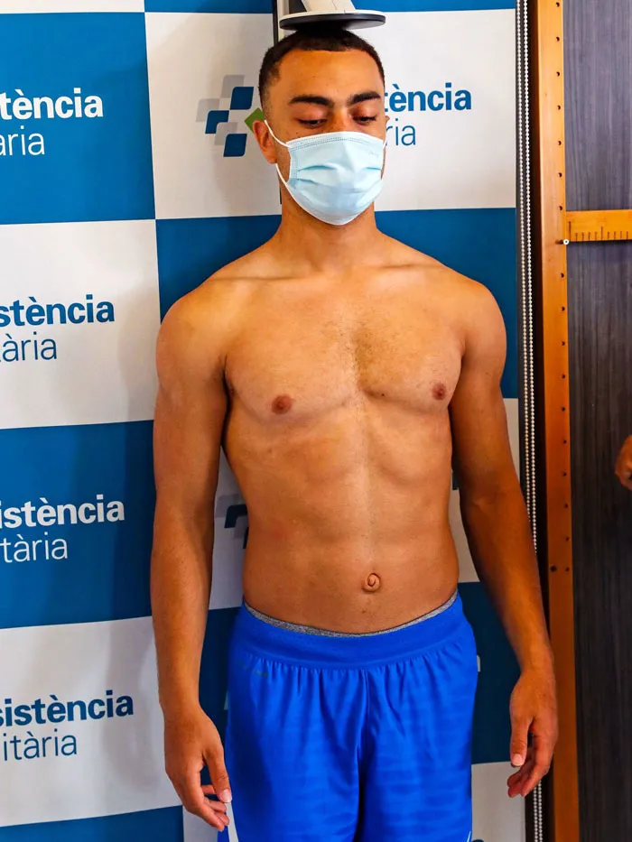 TWITTER @FCBarcelona Sergiño Dest pasando las mediciones