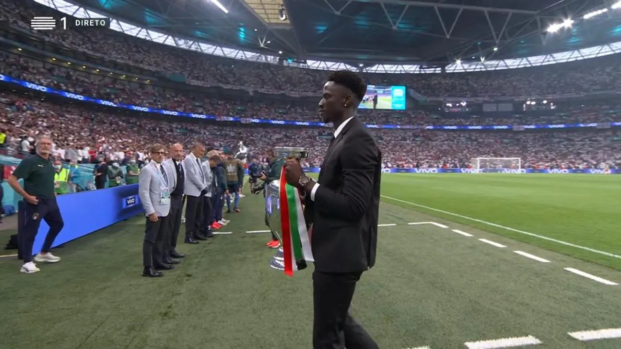 Éder invitado a entregar la copa