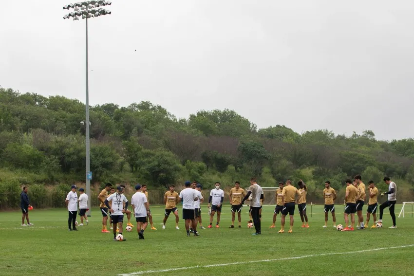 Jugadores de Pumas en un entrenamiento