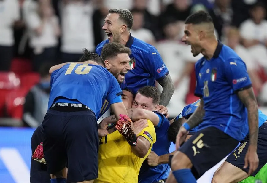 Donnarumma celebrando con sus compañeros