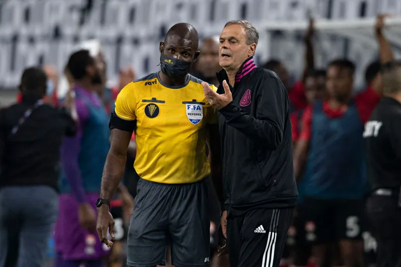 Jorge Theiler habla con un árbitro durante el juego