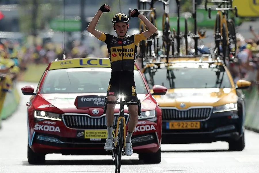 EFE Kauss al llegar a la meta