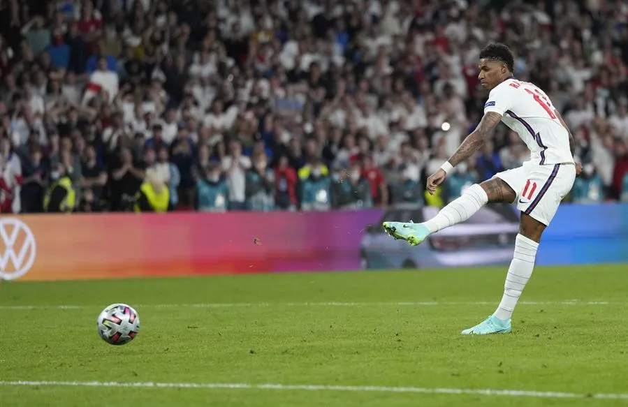 EFE Rashford cobrando penal vs Italia