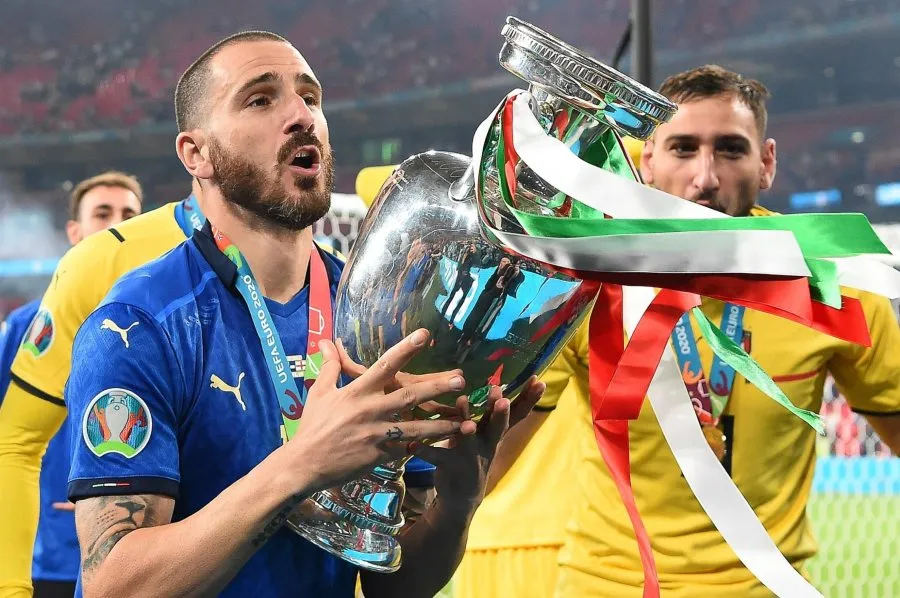 EFE Bonucci con el trofeo de la Eurocopa