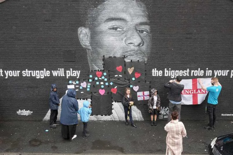 TWITTER:@BRFOOTBALL Mural de Rashford