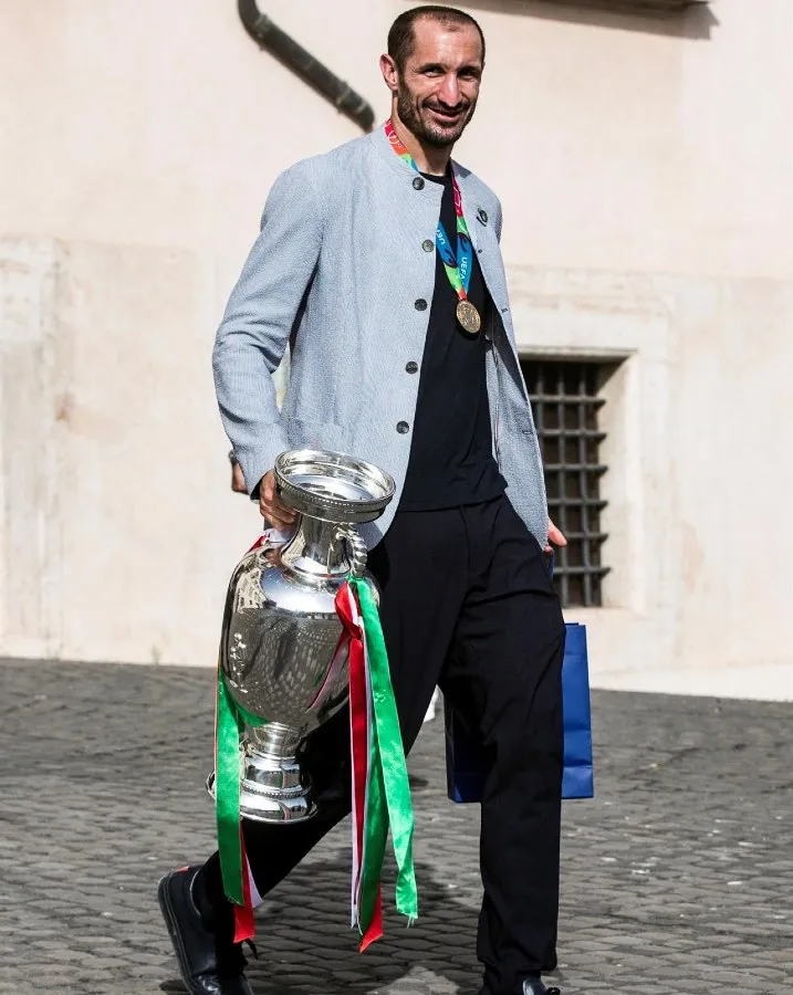 EFE Chiellini con el trofeo a su llegada a Italia