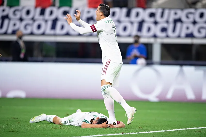 IMAGO7 Funes Mori atendiendo a Hirving Lozano tras el aparatoso choque