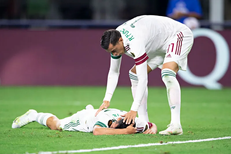 IMAGO7 Chucky, tirado en el césped tras sufrir golpe