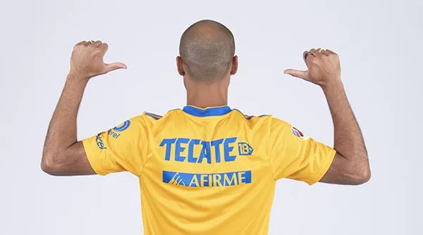 MEXSPORT Guido Pizarro con la playera de Tigres