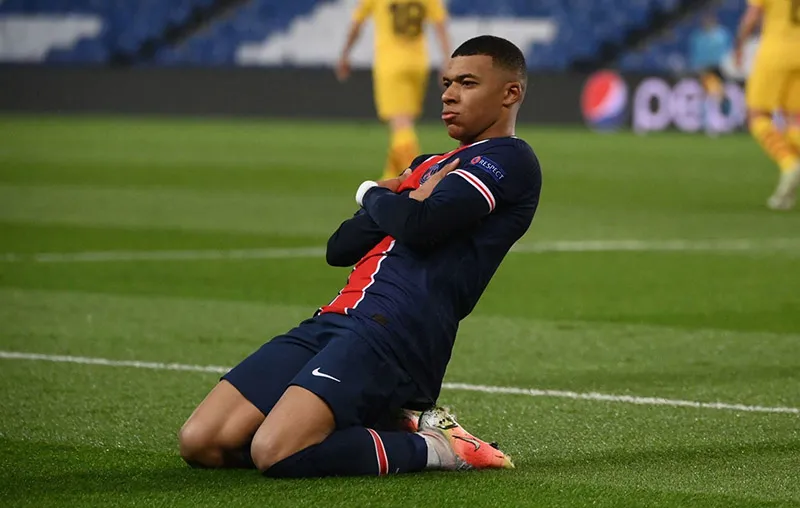TWITTE @KMBAPPE Kylian Mbappé durante un duelo con el PSG